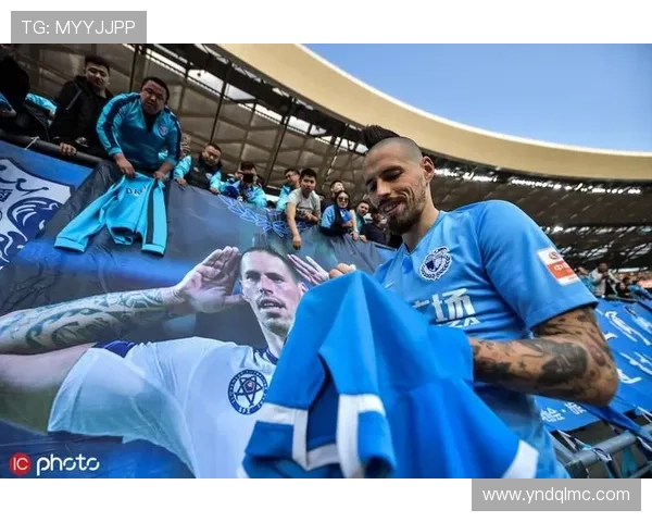 暖心，弗里克下车到公交车站为球迷签名，以免他们被淋雨